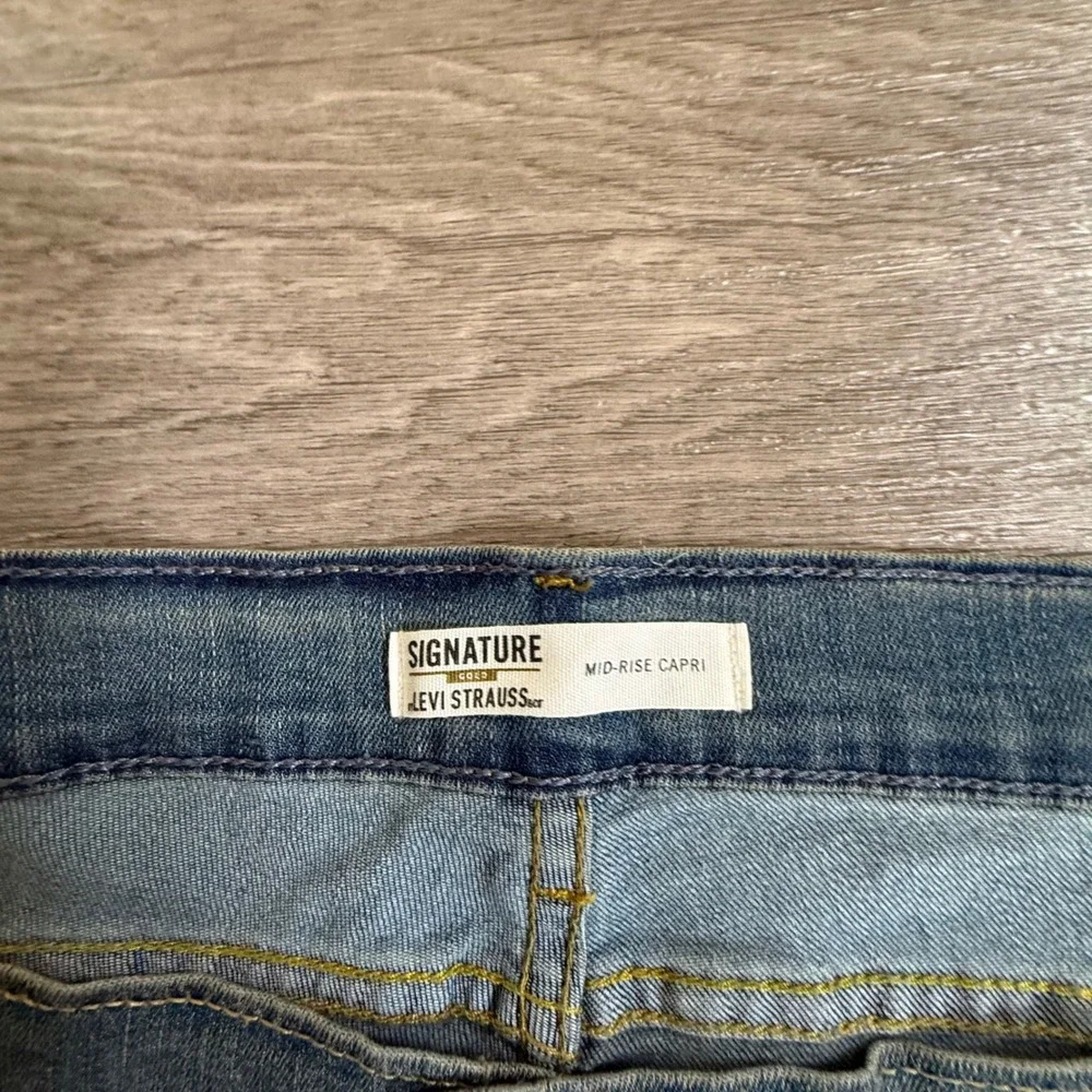 Signature Levi Strauss Gold Label Womens Mid Rise Capri Jeans Blue 28 W39 NEW